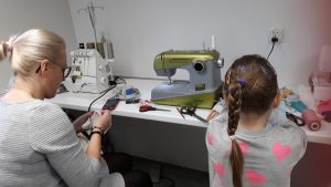 warsztaty szycia dla dzieci, mama i córka szyją na kursie krawieckim