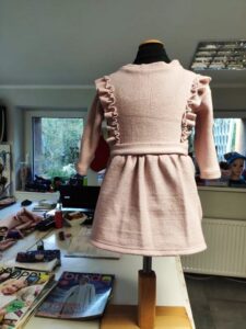 Sukienka dziewczęca z dzianiny uszyta na kursie kroju i szycia w Rumi