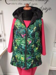 damska kamizelka pikowana tropikalny wzór uszyta na kursie krawieckim w Rumi